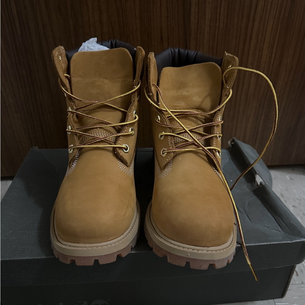 Timberland boots, wheat classic (construction boot). Size 5.5 junior. - Picture 2 of 3